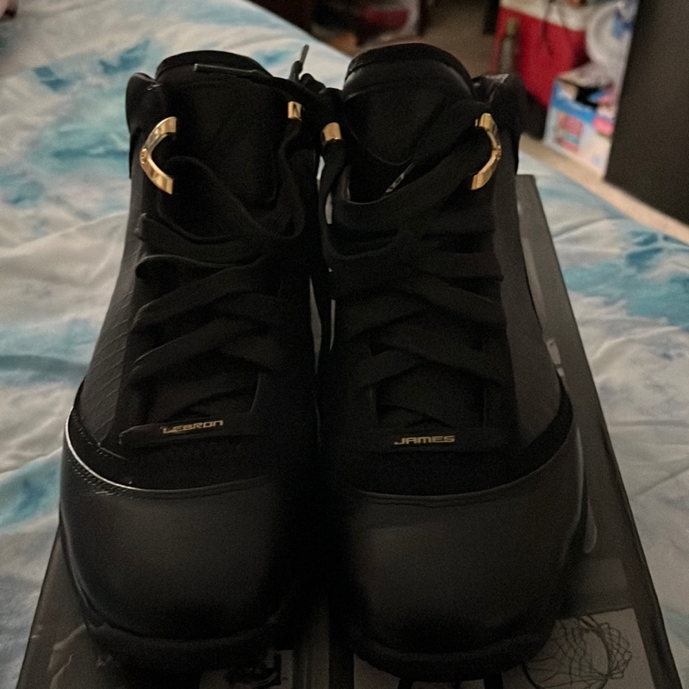 Air max  Lebron VII size 8 stock #375664 001 worn few times